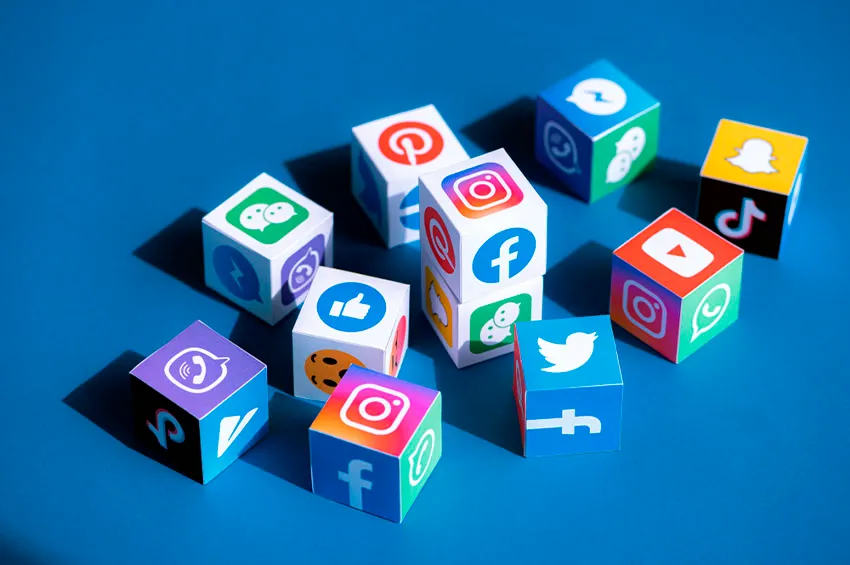 Redes sociais e smartphones dominam o crescimento digital.